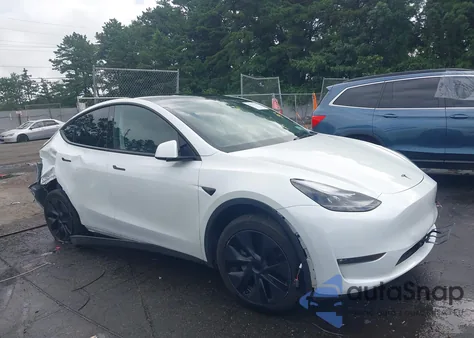 2024 Tesla Model Y Long Range Dual Motor All-Wheel Drive z USA, uszkodzony, nr VIN 7SAYGDEE7RF130028